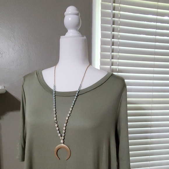 *ONLY 2 LEFT* Janet Slit Back Top - Picture 3 of 5